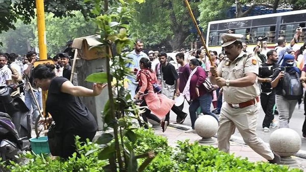 ഡല്‍ഹിയില്‍ പൊലീസ് അതിക്രമത്തിൽ പരിക്കേറ്റ 20കാരി വെന്റിലേറ്ററിൽ